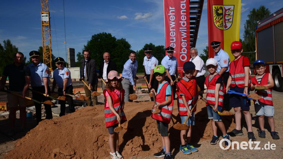 Der Nachwuchs der Feuerwehr Oberwildenau wird einmal sein Leben lang mit dem neuen Feuerwehrhaus verbunden sein. Bild: bey