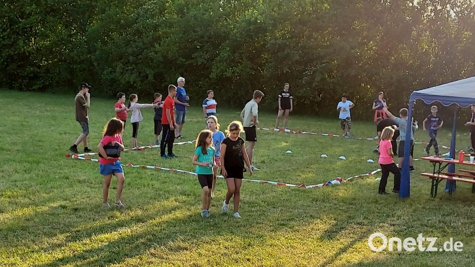 Es ist das Spiel des Zeltlagers: Völkerball wird beim Wochenende der Ministranten und Pfadfinder aus Kirchenthumbach und Eschenbach zig Mal gespielt. Bild: Sandro Sendlbeck/exb