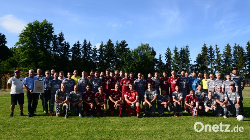 Beide Mannschaften stellen sich zu einem Erinnerungsfoto auf. Bild: bey