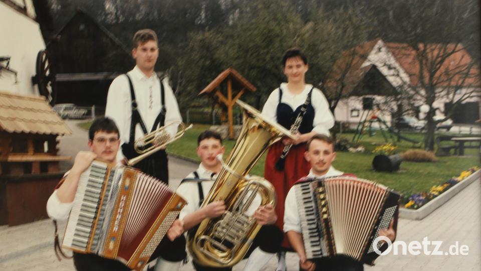Die Urbesetzung der Kirchenreinbacher Spitzboum in den ersten Jahren bildeten (knieend, von links) Christian Dorn, Marko Brunner, Werner Renner, (dahinter) Markus Mirschberger und Claudia Zagel. Repro: ds