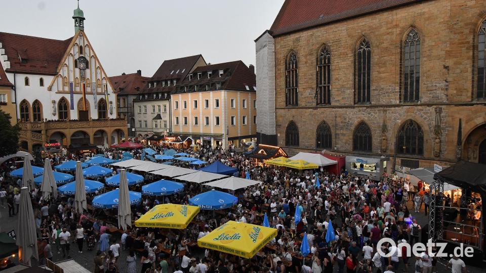 Die Marktplatzbühne stand erstmals nicht beim Rathaus, sondern gegenüber. Bild: Petra Hartl