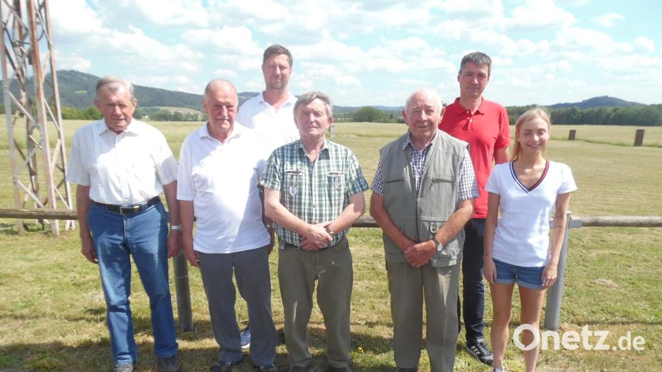 Ehrungen standen in der Jahreshauptversammlung des Schäferhundevereins auf dem Programm. Helmut Karger (vorne von links), Hans Rauch, Josef Bertelshofer, Josef Schraml und Kathrin Scherle sowie (hinten, von links) Zweiter Vorsitzender Michael König und Erster Vorsitzender Thomas Karger. Bild: ak