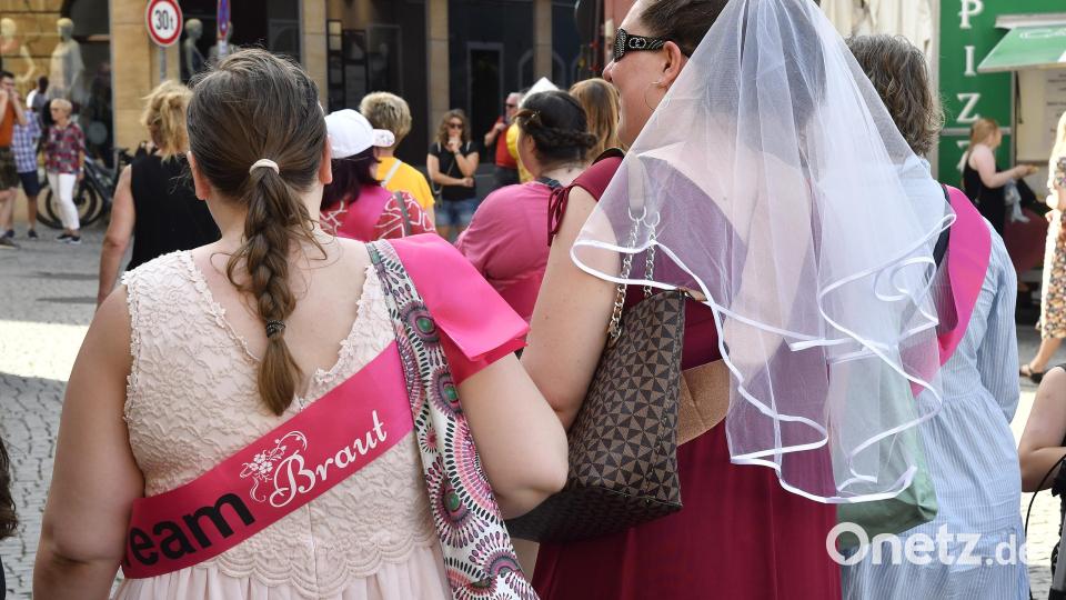Auch das gehört zum Altstadtfest - ein Junggesellinnenabschied. Bild: Petra Hartl