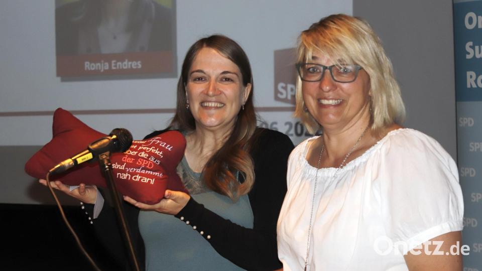 Das Nackenkissen trägt die Aufschrift: &quot;Keine Frau ist perfekt, aber die aus der SPD sind verdammt nah dran.&quot; Ronja Endres (links) versprach, das Danke-schön-Geschenk bei der Heimfahrt mit dem Zug gleich auszuprobieren. Bild: mfh