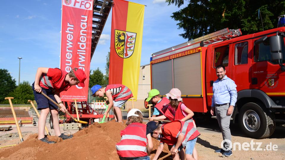 Der Nachwuchs der Feuerwehr Oberwildenau ist voller Eifer am Werk beim inoffiziellen Spatenstich für das neue Gerätehaus mit &quot;Bauaufsicht&quot; Bürgermeister Sebastian Hartl Bild: bey