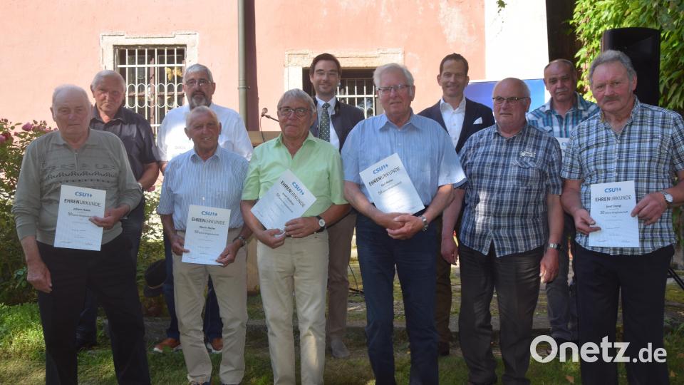 Ehrungen bei der CSU Wurz für bis zu 50 Jahre Mitgliedschaft. Darunter Gründungsvorsitzender Karl Meiler (vorne Dritter von rechts) und der jetzige Vorsitzende Josef Stangl (rechts). Bild: fz