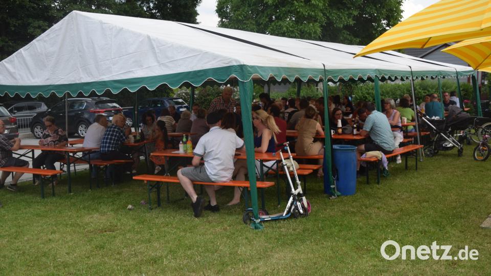 Angenehm zum Sitzen und Unterhalten ist es unter dem Zeltdach. Den Bechtsriethern gefällt es, beim Pfarrfest wieder einmal Gemeinschaft zu genießen. Bild: fz