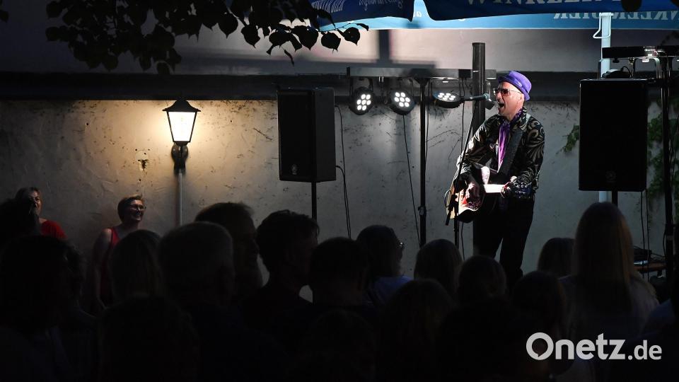 Johnny Gold erfreute seine Fans im Winkler-Biergarten. Bild: Petra Hartl