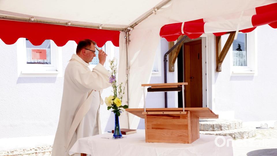 Segnung durch Pfarrer Markus Bruckner. Bild: bkr