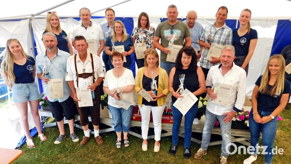 Sie haben 35 und 30 Jahre die Landjugend und ihre Arbeit mitgeprägt. Allen voran die Gründungsmitglieder Christian Veigl, Wolfgang Schroller, Petra Schroller, Carola Horn, Karin Merkl, Markus Popp (vorne, ab Zweiter von links). Bild: hai
