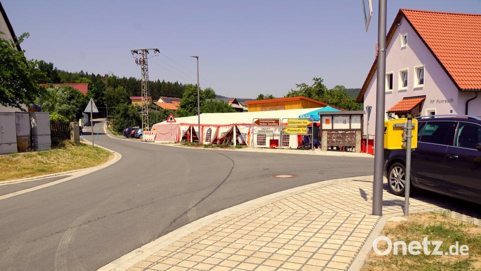 Zwischen dem Feuerwehrgerätehaus (rechts) und der sanierten Gemeindeverbindungsstraße liegt der Dorfplatz, den die Feuerwehr mit großen Eigenleistungen, unterstützt von der Gemeinde, gestaltete. Bild: bkr
