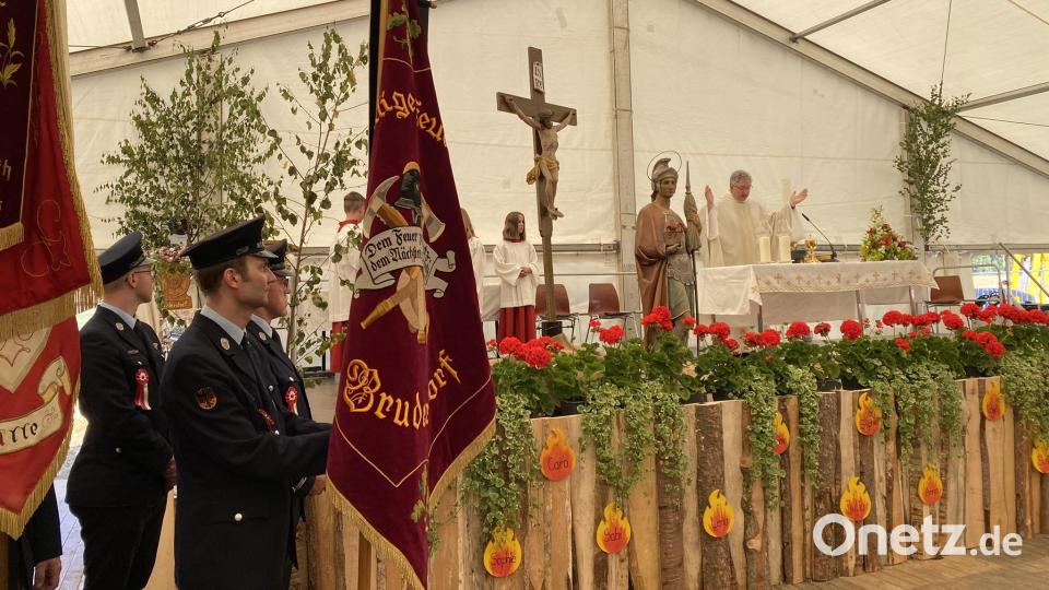 Als &quot;Vorbild&quot; stand Pfarrer Hannes Lorenz ein Hl. Florian beim Festgottesdienst zur Seite. Bild: aub