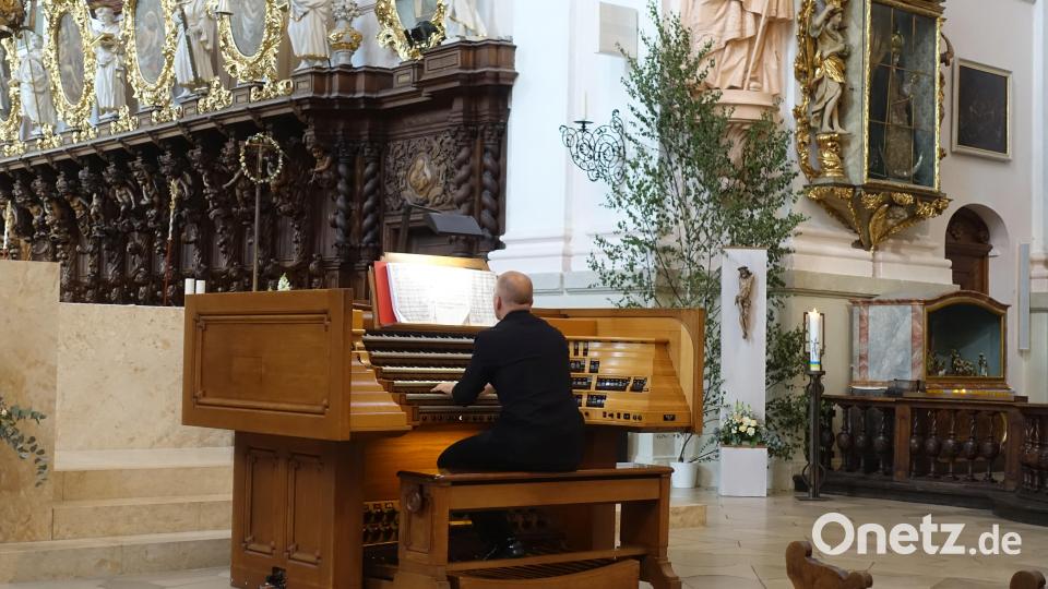 Organist Hansjörg Albrecht an der Orgel der Basilika. Der Spieltisch war dazu vor den Volksaltar platziert worden. Bild: Johannes Röttges/exb