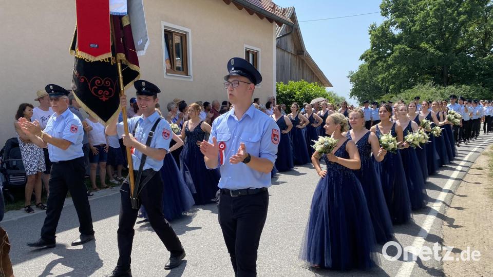 Stolz und fesch, mit drittem Bürgermeister Johann Kleber als Fahnenträger, präsentierte sich der Jubiläumsverein beim Festzug am Nachmittag durch Diepoltshof. Bild: aub
