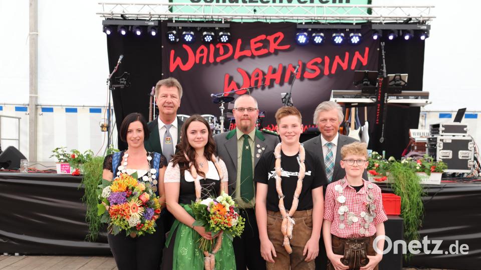Neue Schützenkönigin des Wildenauer Schützenvereins ist (von links) Ina Merkl, die Anja Betz ablöst. Als Jugendschützenkönig folgt (von rechts) Luis Krapf auf Lukas Mark. Ihnen gratulierten (hinten von links) Gauschützenmeister Manfred Zölch, Schützenmeister Stephan Trautner und Bürgermeister Lothar Müller. Bild: flt