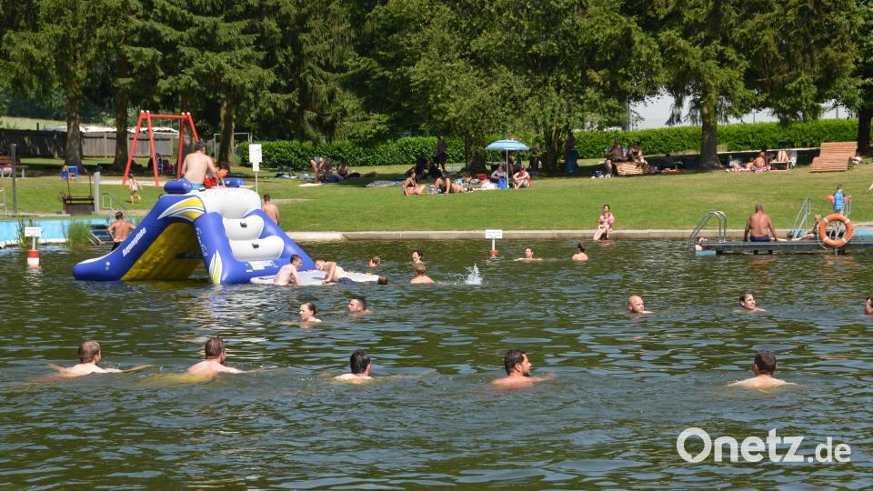 Hochbetrieb herrschte an diesem heißen Sommerwochenende im Naturfreibad Vohenstrauß. Bild: dob
