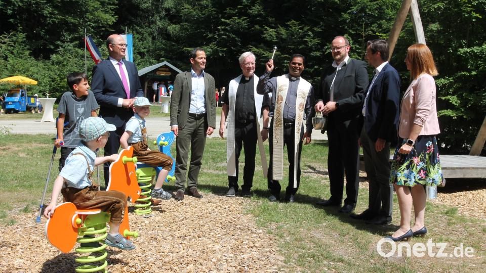 Pfarrer John Subash (Vierter von rechts) und sein evangelischer Kollege Wilfried Römischer (links neben ihm) segnen den Spielplatz. Zur Einweihung kam auch Staatsminister Albert Füracker (links). Bild: pi