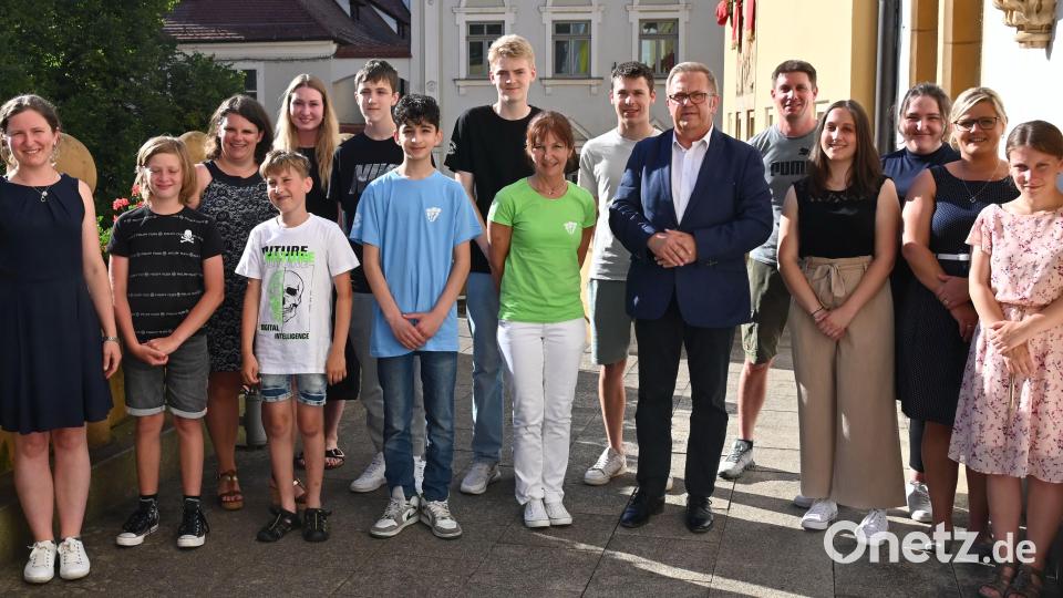 Die erfolgreichsten Schulradler. Links die Organisatorin Corinna Loewert, rechts ihr Mitarbeiterinnenstab sowie Zweiter Bürgermeister Martin Preuß (Sechster von rechts). Bild: gf