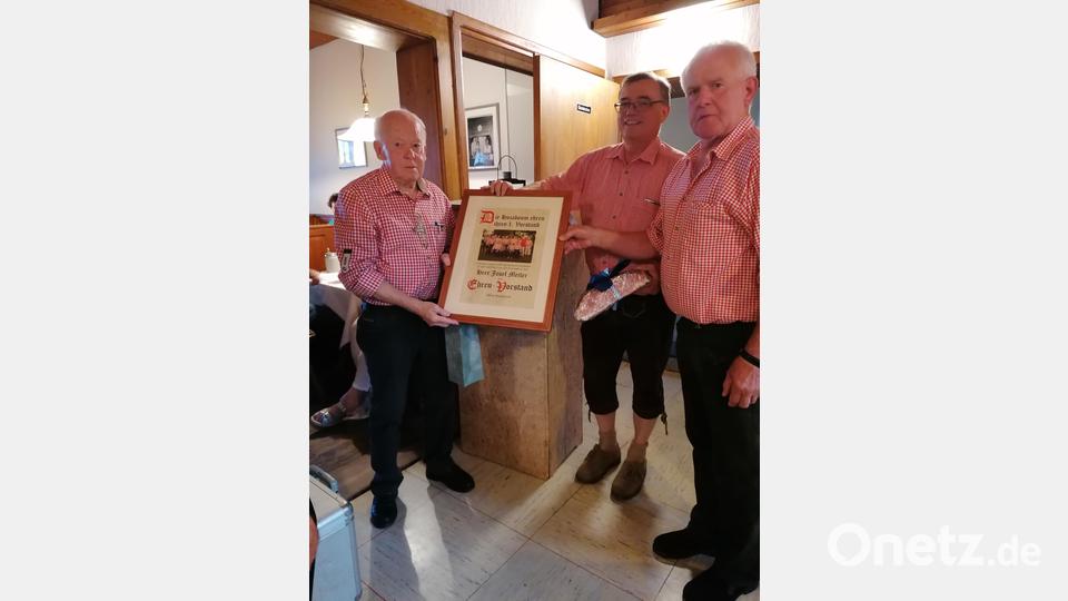 Übergabe der Urkunde zum Ehrenvorsitzenden an Josef Meiler durch Hermann Holzner (rechts) und Joachim Diesch (Mitte). Bild: Klaus Högl