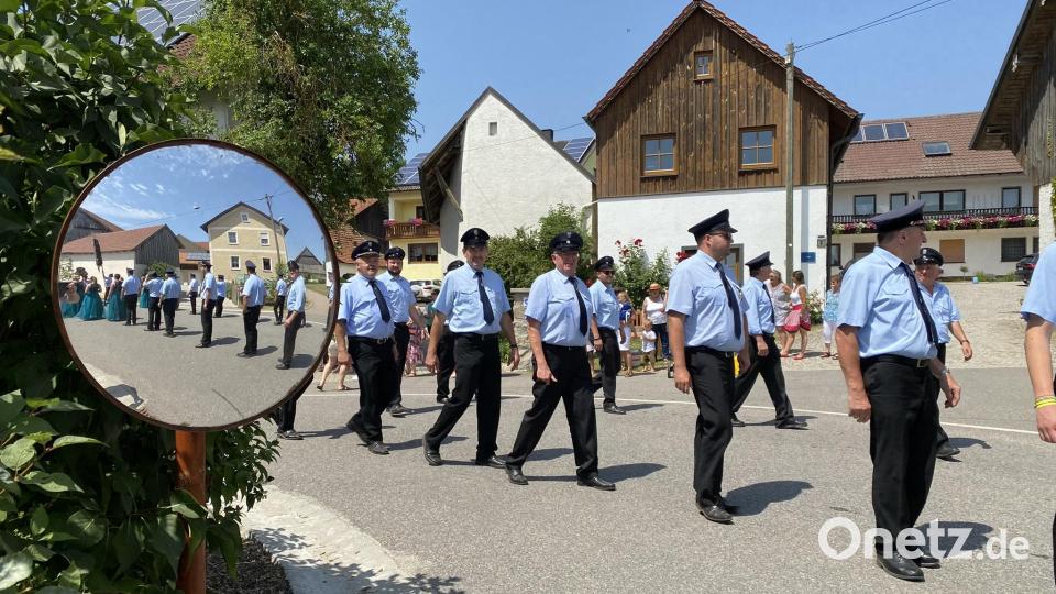 Wohin man in Diepoltshof an diesem Nachmittag auch blickte: Überall Feuerwehr - zum Glück nur zum Gratulieren und Repräsentieren. Bild: aub