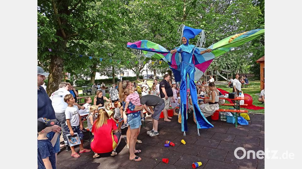 Alle Blicke richteten sich am Samstag auf die bunte Stelzenfrau bei ihrem Lauf durch den Waldershofer Stadtpark. Bild: fpoz