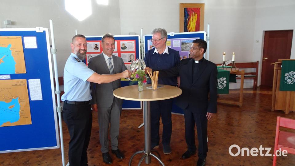 Eine Ausstellung befasst sich unter anderem mit der Baugeschichte des Gotteshauses,. Sie wurde eröffnet von (von links) Oberstleutnant Jürgen Seim, Drittem. Bürgermeister Norbert Auer, Rolf Linke und Pater Georg. Bild: hm