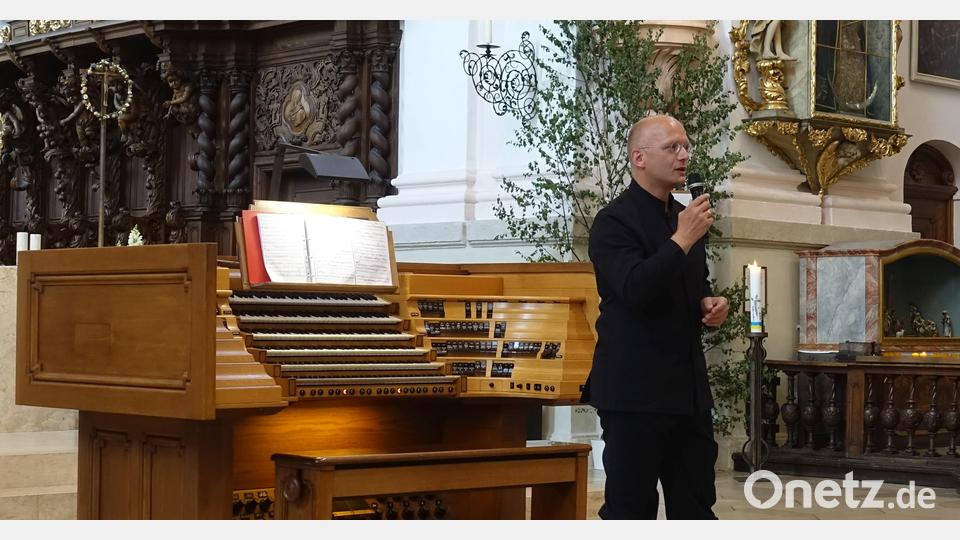 Hansjörg Albrecht in der Basilika bei seinen Erläuterungen zum Programm. Bild: Johannes Röttges/exb
