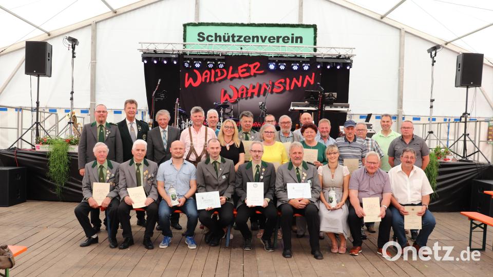 Alle Geehrten zusammen mit (hinten von links) Schützenmeister Stephan Trautner, Gauschützenmeister Manfred Zölch und Bürgermeister Lothar Müller. Bild: flt