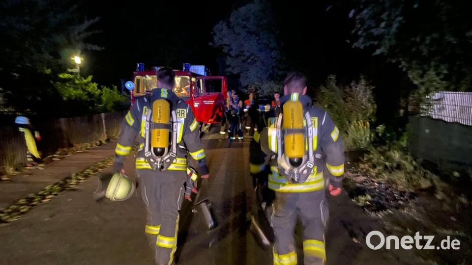 Feuerwehrleute mit schwerem Atemschutz bereiten sich auf den Einsatz im verrauchten Keller vor. Bild: lei