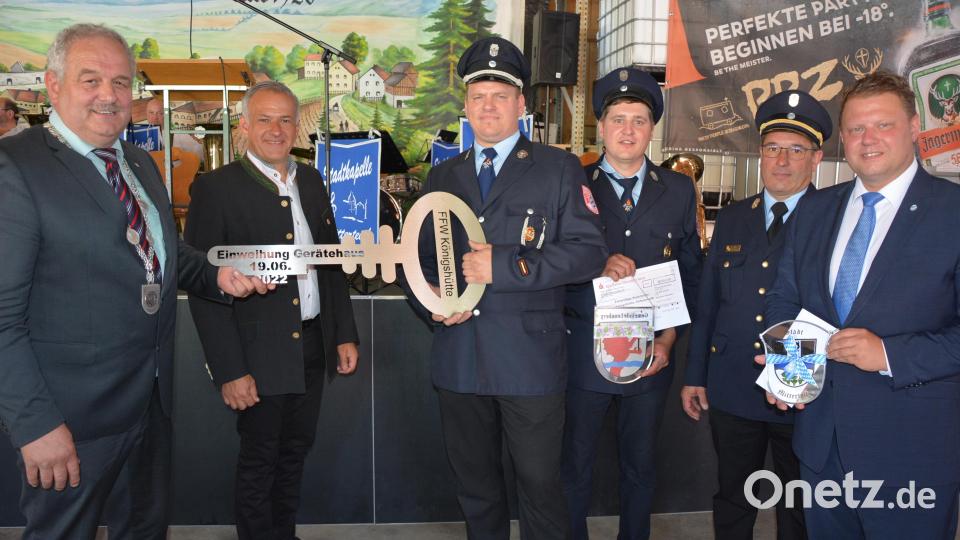 Bürgermeister Johann Burger (links) übergab offiziell die Schlüssel zum neuen Gerätehaus. Mit im Bild (von rechts) Mitterteichs Bürgermeister Stefan Grillmeier, Kreisbrandinspektor Stefan Gleißner, Vorsitzender Christian Weiß, Kommandant Martin Teubner und Landrat Roland Grillmeier. Bild: jr