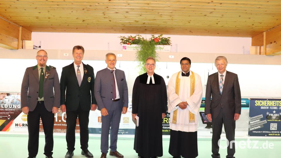 Schützenmeister Stephan Trautner, Gauschützenmeister Manfred Zölch, Landrat Roland Grillmeier, Pfarrer Klaus Weber, Pater Antony und Bürgermeister Lothar Müller (von links) beim Bild nach der Einweihung und Segnung der neuen Schießstände. Bild: flt