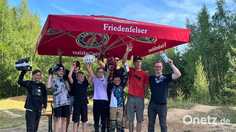 Die 10-Jahres-Feier begann am Freitag mit einem Rennen auf der Pumptrack-Strecke; im Bild die erfolgreichsten Teilnehmer. Bild: Sk8-Crew Waldsassen/exb