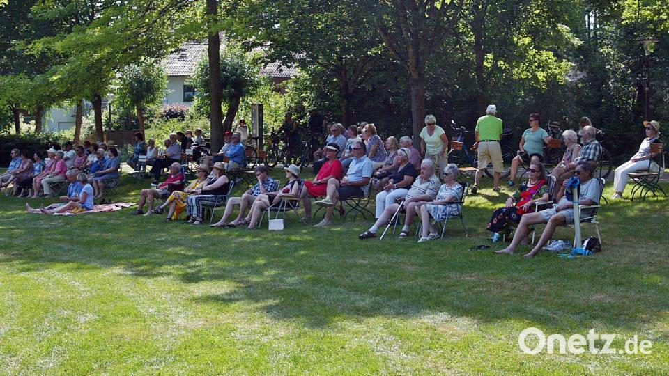 Bei Temperaturen über 30 Grad suchen sich die 200 Zuhörer Plätze im Schatten. Bild: R. Kreuzer