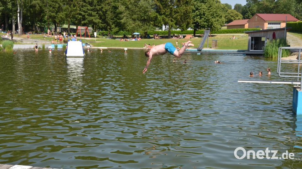 Hochbetrieb herrschte an diesem heißen Sommerwochenende im Naturfreibad Vohenstrauß. Stadtrat Bernd Koller köpfelt ins Wasser. Bild: dob