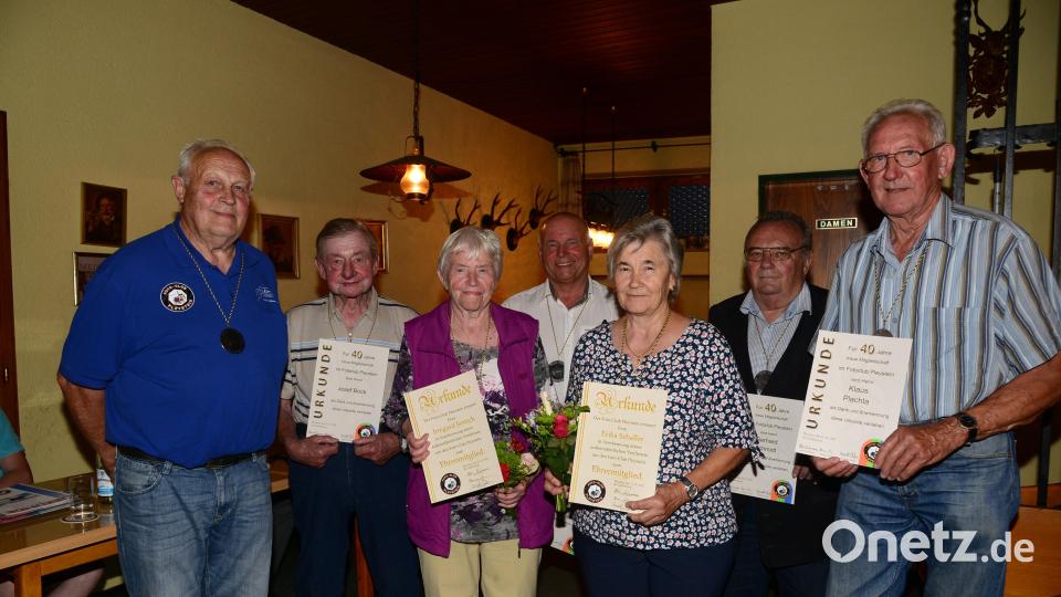 Vorstand Alois Hubmann (links) ehrte die lanjährigen Mitglieder Josef Bock, Hugo Janda, Gerhard Schmidt und Klaus Plachta (von links) und die beiden neuen Ehrenmitglieder Irmgard Jentsch und Erika Schaller (vorne, von links). Bild: bey