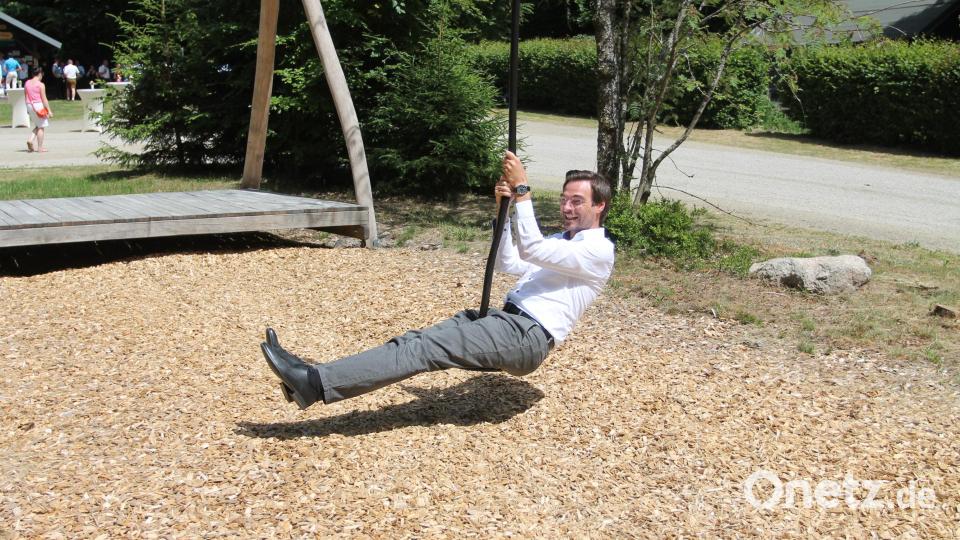 Auch Landtagsabgeordneter Stephan Oetzinger ist begeistert vom Spielplatz in Georgenberg und genießt die Probefahrt am Seilzug. Bild: pi