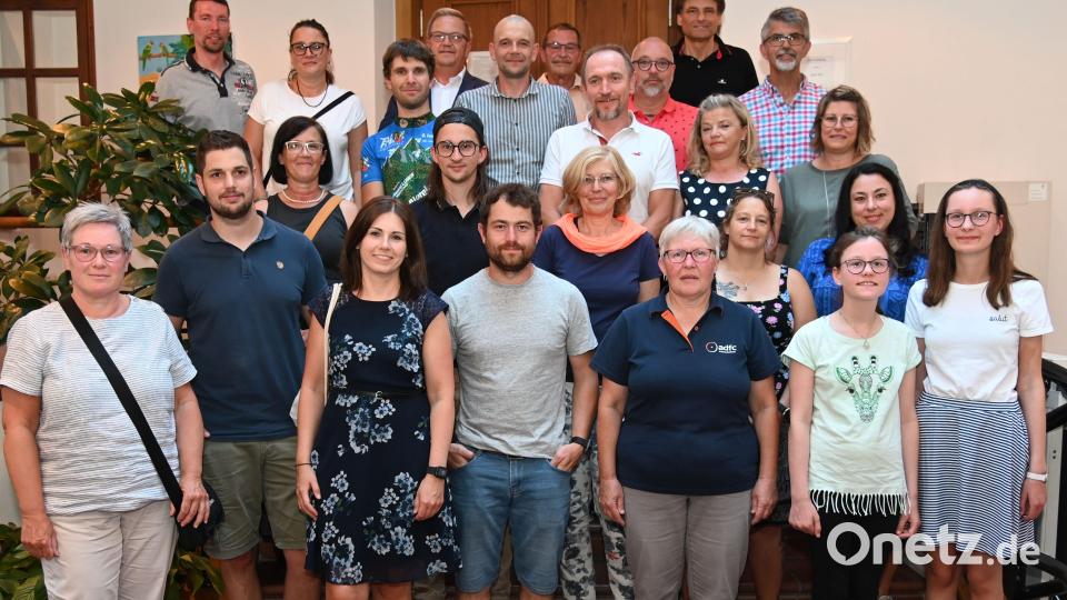 Die prämierten Gewinner des Stadtradelns mit Sebastian Luber (hinten, Dritter von links mit buntem Trikot), dem Rekordhalter mit 2767 Kilometern. Bild: gf