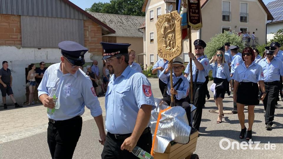 Bei der Feuerwehr kann auch ein Taferlbub immer auf die Unterstützung seiner Kameraden zählen. Bild: aub