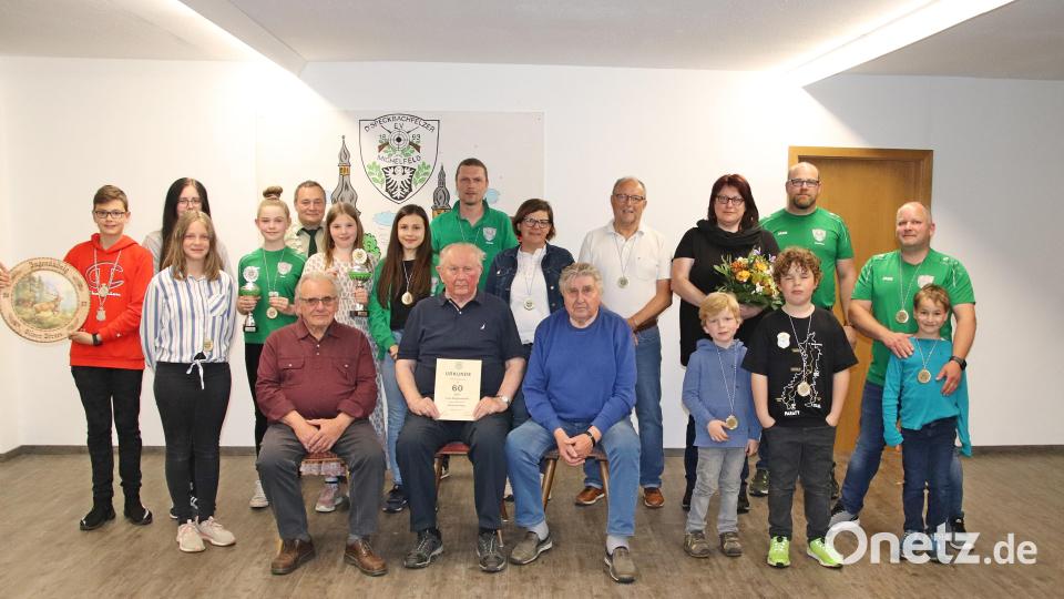 Die Sieger der Vereinsmeisterschaft zusammen mit dem für 60 Jahre Mitgliedschaft geehrten Heinz Schmiedl (Mitte, sitzend), Schützenkönig Josef Diertl (stehend, Fünfter von links), Schützenliesl Andrea Belz (hintere Reihe, Dritte von rechts) und Jugendkönig Oliver Dörres (links). Bild: jma
