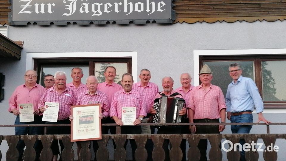 Die Gründungsmitglieder der Penkhofer Huzaboum werden bei der 50-Jahr-Feier geehrt. Der langjährige Vorsitzende Sepp Meiler (Fünfter von links) wird zum Ehrenvorsitzenden ernannt. Schirmherrn Anton Bruckmüller (rechts) gratuliert. Bild: Klaus Högl