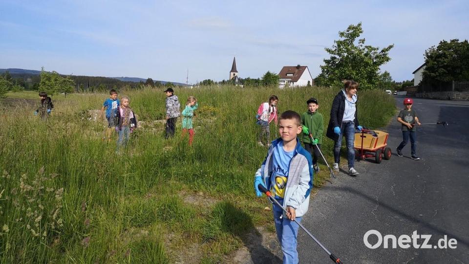 Müll-Sammelaktion der Grundschule Krummennnaab. Bild: Grundschule Krummennaab/exb