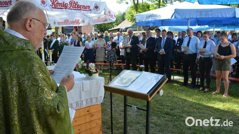 Der Festgottesdienst mit Pfarrer Anton Witt fand auf dem benachbarten Spielplatz statt. Bild: jr