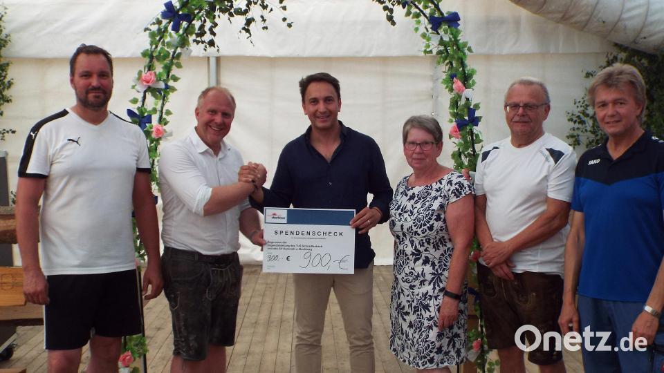 Bei der Vituskirwa im Bierzelt werden die Bürgerlauf-Preise verlost und die Spenden vergeben (von links): Johannes Gebert (SV Kemnath), Bürgermeister Marcus Eichenmüller, Mirco Mondan (Firma Dorfner), Bärbel Grützner (TuS Schnaittenbach), Dietmar Krisch (Stadtverwaltung Schnaittenbach) und Franz Schumann (TuS Schnaittenbach). Bild: e