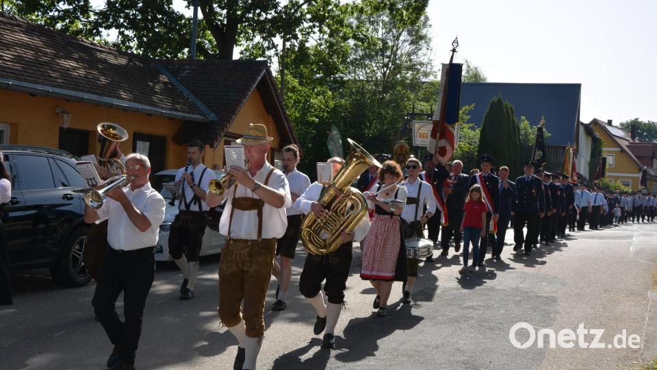 Angeführt von der Stadtkapelle Mitterteich führte der Kirchenzug mit zwanzig Vereinen durch Zirkenreuth zum Gerätehaus. Bild: jr