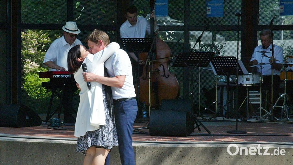Mit ihrem Ehemann Christian singt Svenja Kurse ein Duett. Der Überraschungsgast sorgt mit seiner Tenorstimme für perfekte Harmonie, um bei „Fly me to the moon“ gemeinsam zum Mond zu fliegen. Bild: R. Kreuzer