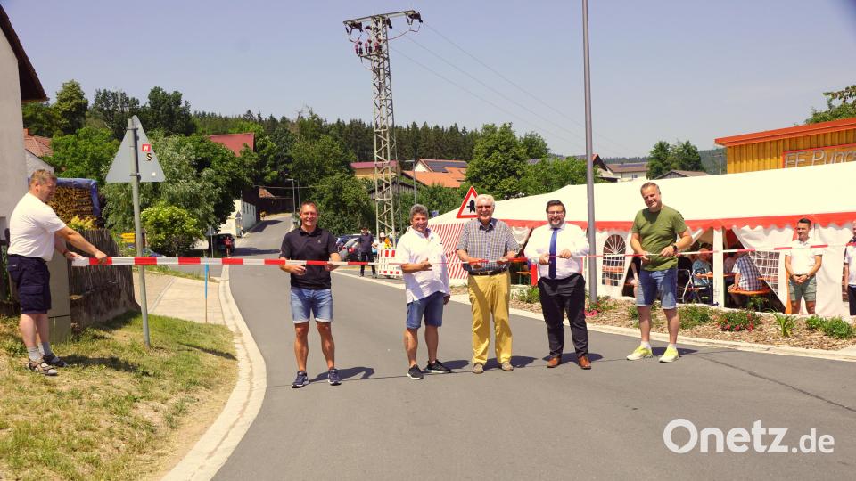 Andreas Völkl, Stefan Wiesent, Zweiter Bürgermeister Josef Hecht, Bürgermeister Thomas Kaufmann und Michael Wagner (von links) durchtrennten am Sonntagnachmittag das Band zur offiziellen Öffnung der Gemeindeverbindungsstraße. Bild: bkr