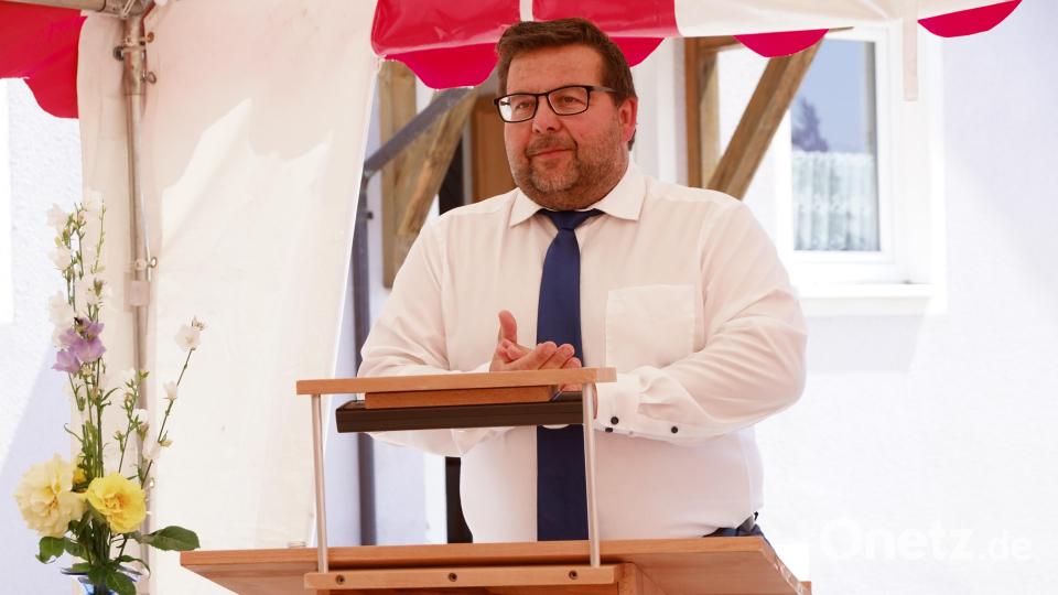 Bürgermeister Thomas Kaufmann unterbrach extra seinen Urlaub für das Dorffest mit Segnung der neuen Straße und des Dorfplatzes. Bild: bkr