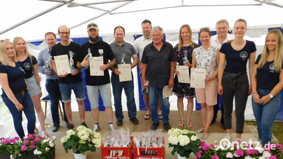 21 Neumitglieder sind vor 25 und 20 Jahren der Landjugend beigetreten. Die Vorsitzenden Steffi Popp (links) und Sabrina Scherm (rechts) dankten es allen mit einer Urkunde und einem Geschenk.

Haidenaab-Göppmannsbühl
Von Wolfgang Hübner (hai) Bild: hai