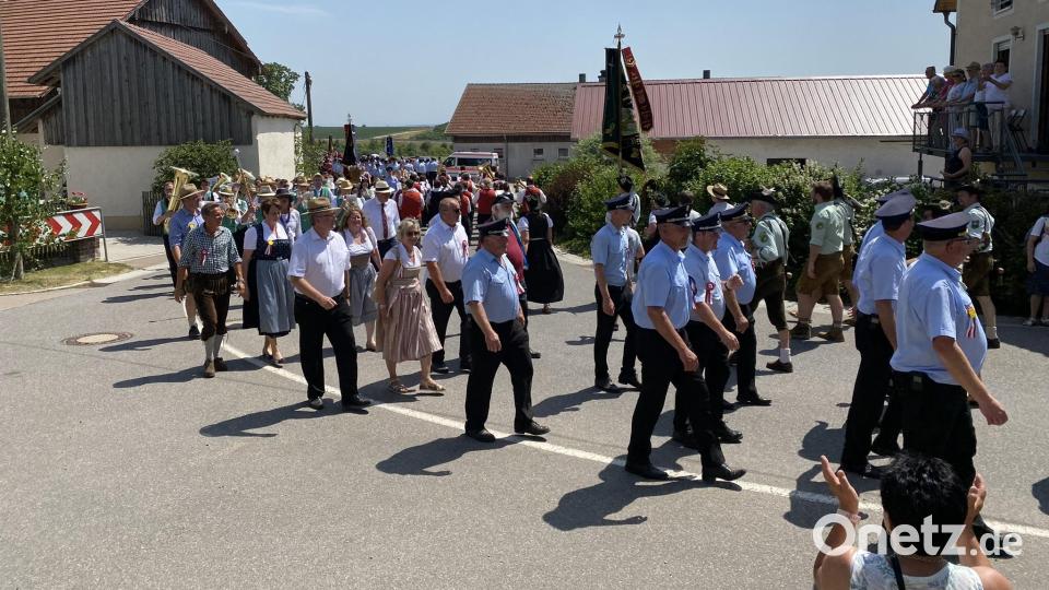 Im &quot;Gegenzug&quot; ging es auch für die Ehrengäste wieder zurück ins Festzelt. Bild: aub