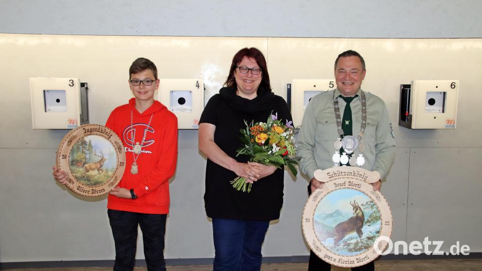 Jugendkönig Oliver Dörres, Schützenliesl Andrea Belz und Schützenkönig Josef Diertl (von links). Bild: jma